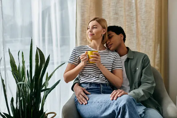 Genç, çok kültürlü bir çift modern bir dairede birlikte sakin bir öğleden sonranın tadını çıkarıyor..