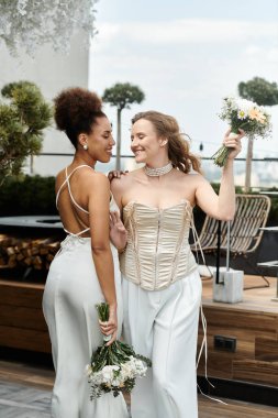 Düğün günlerinde çatıda birbirlerine sarılan lezbiyen bir çift..