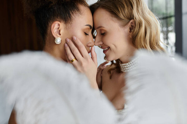 Две невесты разделяют нежный момент в день своей свадьбы.