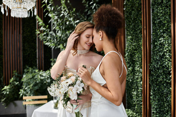 Две невесты разделяют нежный момент на их свадьбе под открытым небом.
