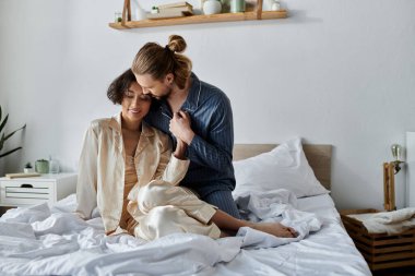 Bir çift yatakta dinlenir, evlerinde hassas bir anı paylaşırlar..