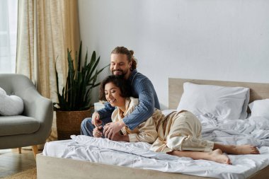 Sevgi dolu bir çift evde birlikte vakit geçirir, yatakta dinlenir..