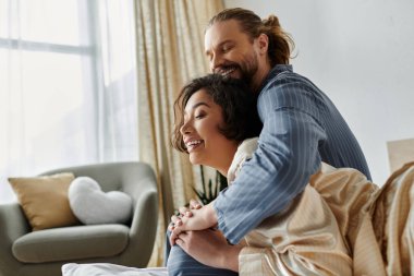 Sevgi dolu bir çift yatakta birbirine sokulur, yakınlık ve şefkat anlarının tadını çıkarırlar..