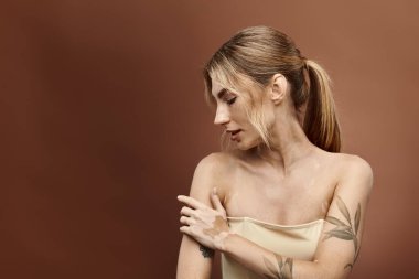 Vitiligo 'su olan genç bir kadın kendine güvenerek poz veriyor, eşsiz güzelliğini sergiliyor ve tenini kucaklıyor..