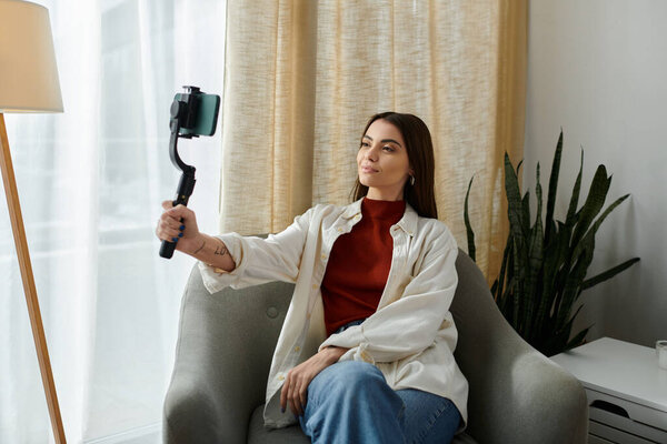 довольно влиятельный с татуировками создания видео контента в домашних условиях