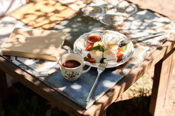 Etrafı yemyeşil, peynirli gözlemelerle çevrili, açık havada sakin bir brunch.