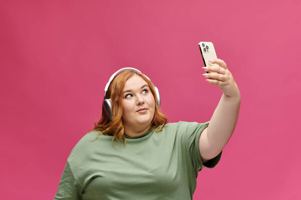 Женщина делает селфи на телефон..