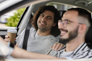 Sevgi dolu bir eşcinsel çift birlikte araba sürmekten zevk alır..