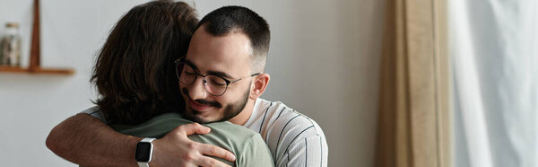 У себя дома гей-пара тепло встречает друг друга.