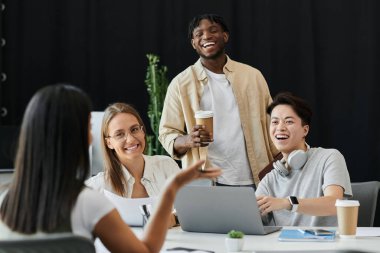 Genç profesyonellerden oluşan bir ekip, modern ofis alanında bir girişim üzerinde çalışıyor..