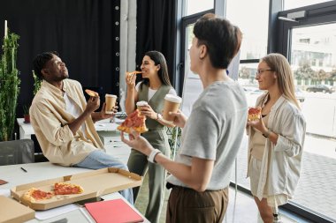Dört meslektaşından oluşan bir grup işe ara verip pizza ve kahvenin tadını çıkarıyorlar..