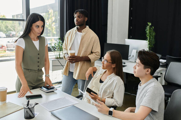 Женщина страстно представляет бизнес-идею своим коллегам в ярком, современном офисе.