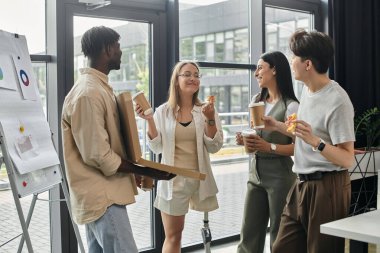 Dört meslektaş, pizza ve kahvenin tadını çıkarmak için işe ara verdi..