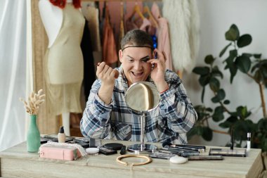 Mutlu bir ibne, güzellik malzemeleriyle çevrili bir aynanın karşısına makyaj yapar..