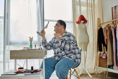 Şık giyinmiş tuhaf bir insan aynanın önünde makyaj yapar..