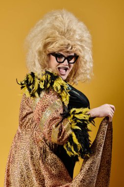 Leopar desenli bir mantoyla poz veren bir moda ikonu, tüylerle süslenmiş..