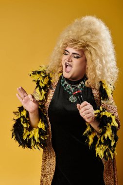 Tüylü ceketli bir sanatçı zevkle şarkı söyler..