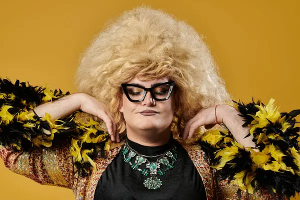 Sarı saçlı ve şık giyimli tuhaf bir insan fotoğraf için poz verir..