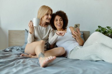 Samimi ev elbiseli iki kadın kahkahalarla kahkahalarla kahkahalarla kahkahalar atıyor..