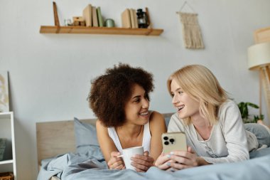 Çok kültürlü bir lezbiyen çift, öğleden sonralarını evlerinde birlikte geçirir, kahkahalar atar ve yakınlaşırlar..