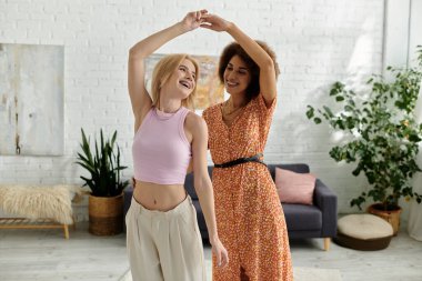 İki kadın, lezbiyen bir çift, modern dairelerinde gülüp kucaklaşıyorlar, birlikte geçirdikleri günün tadını çıkarıyorlar..