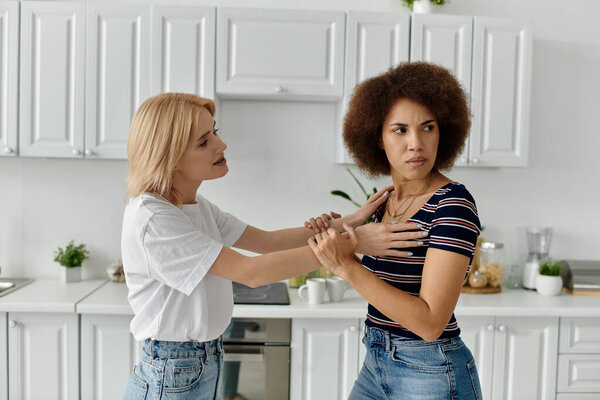 Лесбиянки ссорятся на кухне, их разногласия вызывают напряжение и недовольство..