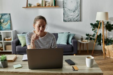 Genç bir kadın kendi masasında çalışırken yaratıcılığı kucaklıyor..