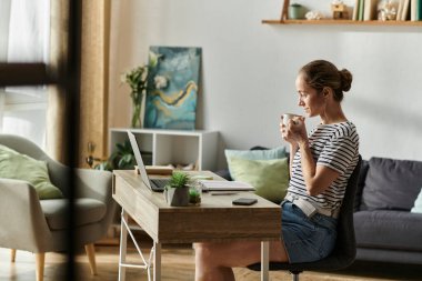 Parlak ve cezbedici bir çalışma alanında kahvesini yudumlarken kadın gülümsüyor..