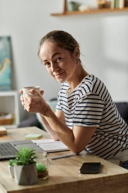 Vitiligo 'su olan bir kadın, elinde parlak bir bardakla gülümsüyor..