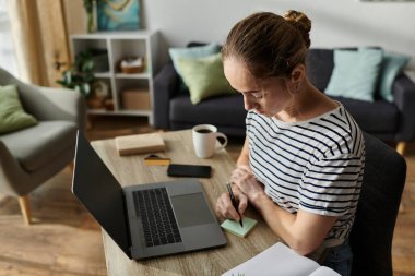 Güneşli bir yaşam alanında masasına vitiligo karalama notları bırakan bir kadın..