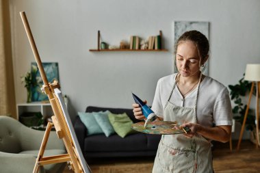 Yetenekli bir kadın, parlak ve davetkar stüdyosunda tutkuyla sanat yaratıyor..