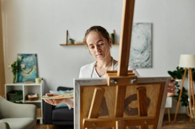 Vitiligo 'su olan bir kadın rahat bir mekanda sanat yaratıyor..