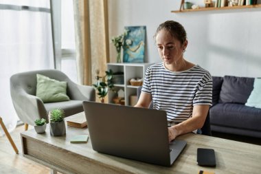 Vitiligo 'su olan güzel bir kadın laptopuna odaklanıyor, sıcak bir atmosferle çevrili..
