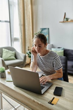 Vitiligo 'su olan bir kadın sıcak, davetkar bir yerde dizüstü bilgisayarı üzerinde çalışıyor..