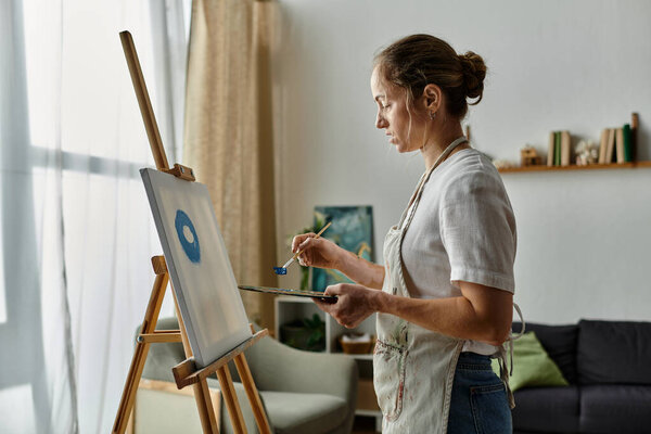 Женщина с витилиго страстно создает искусство в своей уютной студии.