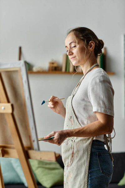 Художник с витилиго улыбается, когда она создает красочный шедевр.