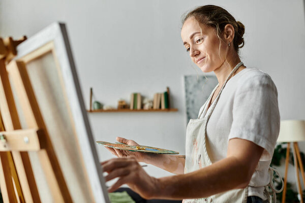 Художник с витилиго радостно рисует на холсте в спокойной студии.