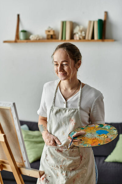 Радостный художник выражает творчество, рисуя в безмятежном пространстве.