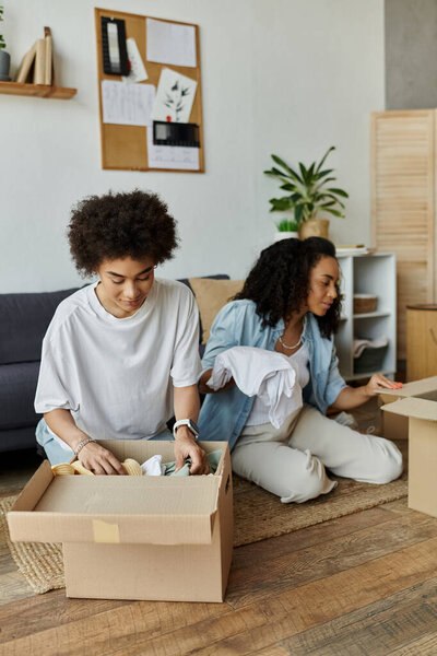 Пара радостно превращает старую одежду в стильную новую..