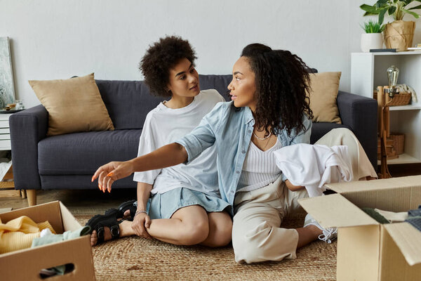 Пара креативно превращает старую одежду в новую моду.