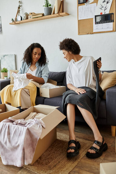 Пара счастливо превращает старые одежды в новые модные творения.