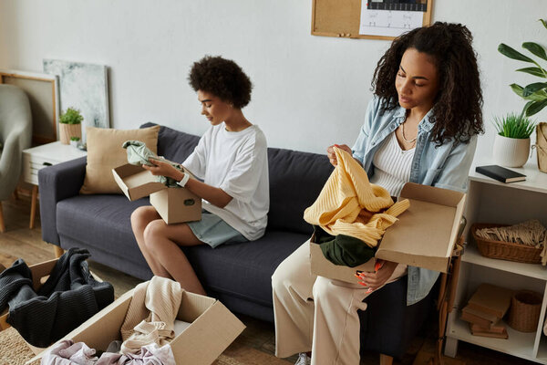 Пара радостно превращает старую одежду в новые сокровища.