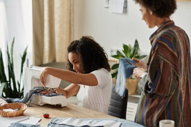 Eski kıyafetlerini ustalıkla yeni moda parçalarına dönüştüren bir çift..