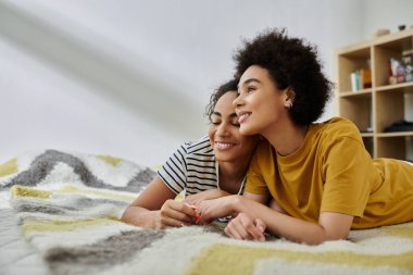 Sevgi dolu bir çift, sıcak battaniyelerinde dinlenir ve keyifli anlarını içeride paylaşır..