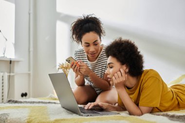 Mutlu bir çift dizüstü bilgisayar kullanırken şakacı sohbetler yapar..