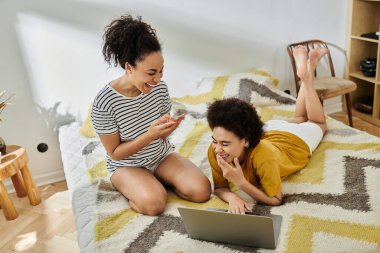 Bir çift, yatak odalarında dinlenirken kahkaha ve bağlantının keyfini çıkarırlar..