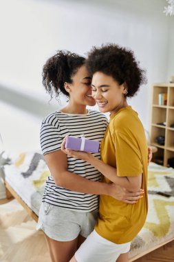 Güzel bir çift kapalı alanda hediyelerini paylaşır..