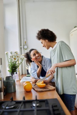 Sevgi dolu bir çift sıcak evlerinde kahvaltı hazırlamaktan zevk alır..
