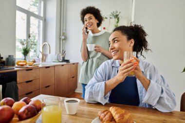 Sıcak mutfaklarında gülüp kahvaltı eden sevgi dolu bir çift..