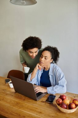 Neşeli bir çift birlikte sakin bir anın tadını çıkarır, gülümsemelerini ve dostluklarını paylaşırlar..
